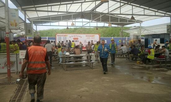 承包1000人左右的工地食堂,每年交50萬,成本利潤如何計算？