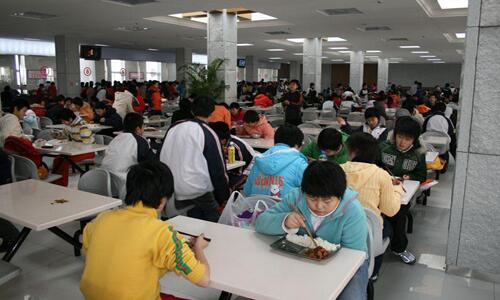 廣東三部門聯(lián)合發(fā)文嚴禁學校食堂分包轉包，每餐須有校方人員陪餐